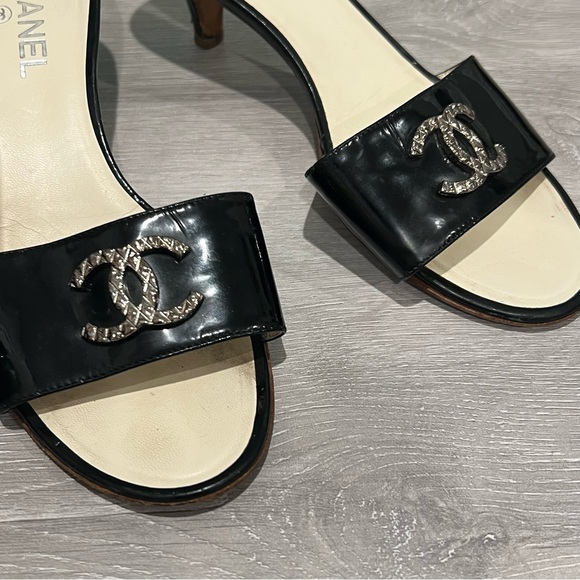 CHANEL Black Patent Leather CC Logo Kitten Heel Mules Size 39 - Picture 7 of 14